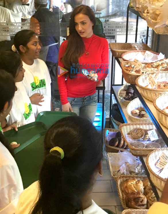 elli avram celebrates christmas at gaylords bake shop with the children from smile foundation 13
