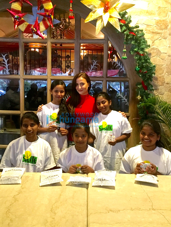 elli avram celebrates christmas at gaylords bake shop with the children from smile foundation 9