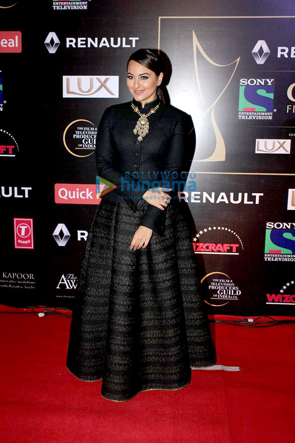 akshay kumar priyanka chopra anil kapoor grace renault sony guild awards 2016 10