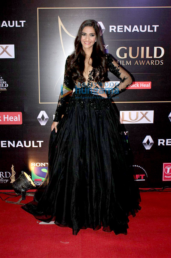 akshay kumar priyanka chopra anil kapoor grace renault sony guild awards 2016 13
