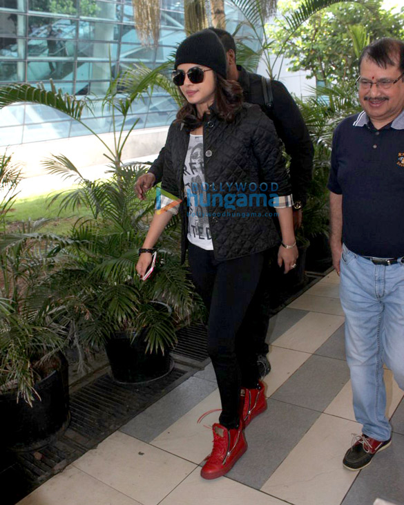 priyanka chopra snapped at domestic airport on her arrival from delhi 2