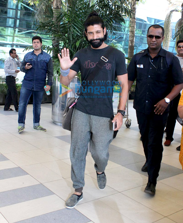 farhan akhtar anushka sharma virat kohli snapped at the airport 4