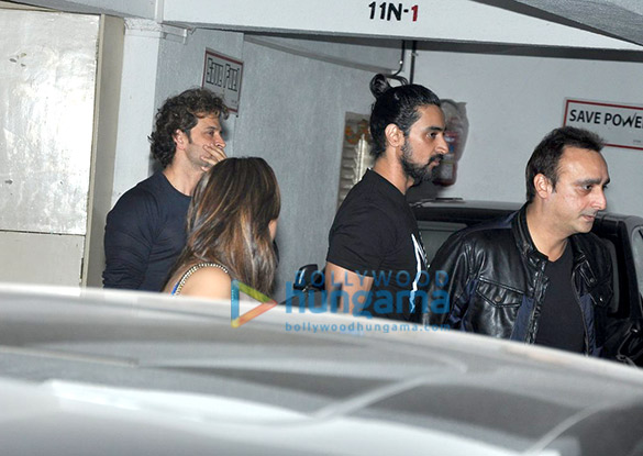 hrithik roshan kunal kapoor and sonali bendre snapped post a friends dinner in bandra 2
