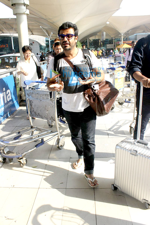 sachin tendulkar virat kohli harbhajan singh and neil nitin mukesh snapped at the airport 6