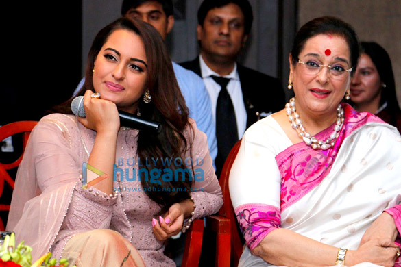 sonakshi sinha launches shatrughan sinhas book anything but khamosh 6