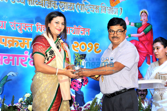jackie shroff zeenat aman grace the prize distribution ceremony of childrens welfare centre high school 4