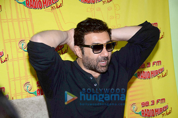 sunny deol promotes his film ghayal once again at 98 3 fm radio mirchi 5