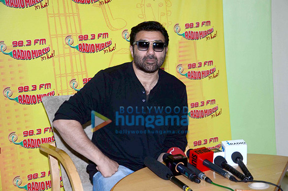 sunny deol promotes his film ghayal once again at 98 3 fm radio mirchi 9
