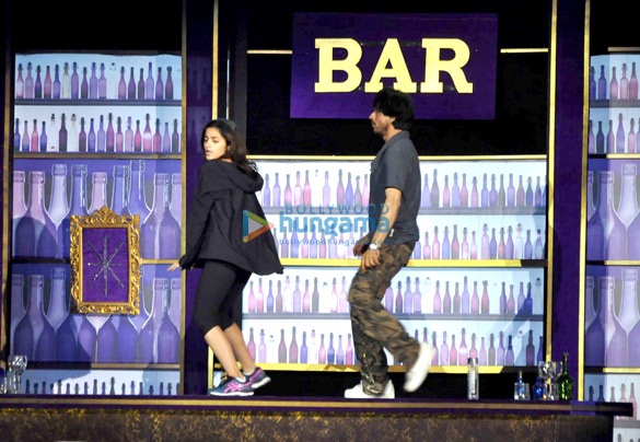 shah rukh khan and alia bhatt snapped rehearsing for filmfare awards 6