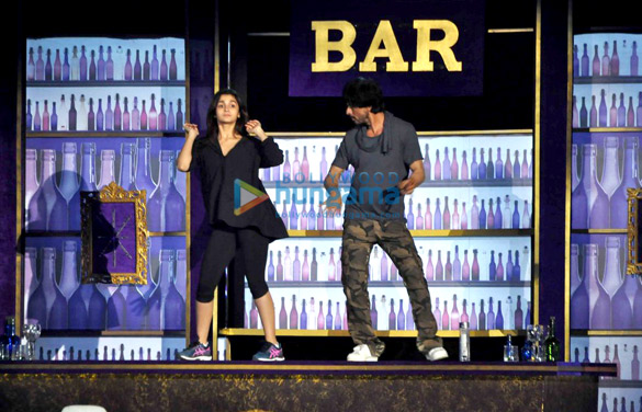 shah rukh khan and alia bhatt snapped rehearsing for filmfare awards 4
