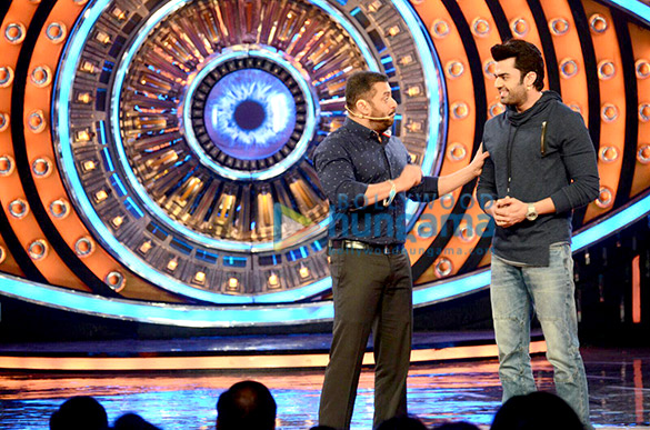 manish paul promotes tere bin laden dead or alive with salman khan on bigg boss 9 4