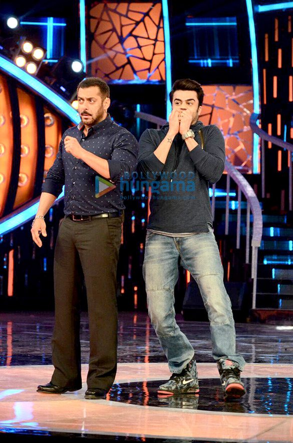 manish paul promotes tere bin laden dead or alive with salman khan on bigg boss 9 8