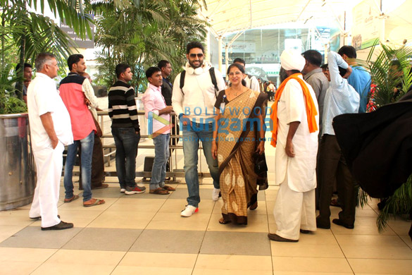 abhishek bachchan kajol and others snapped at the airport 2