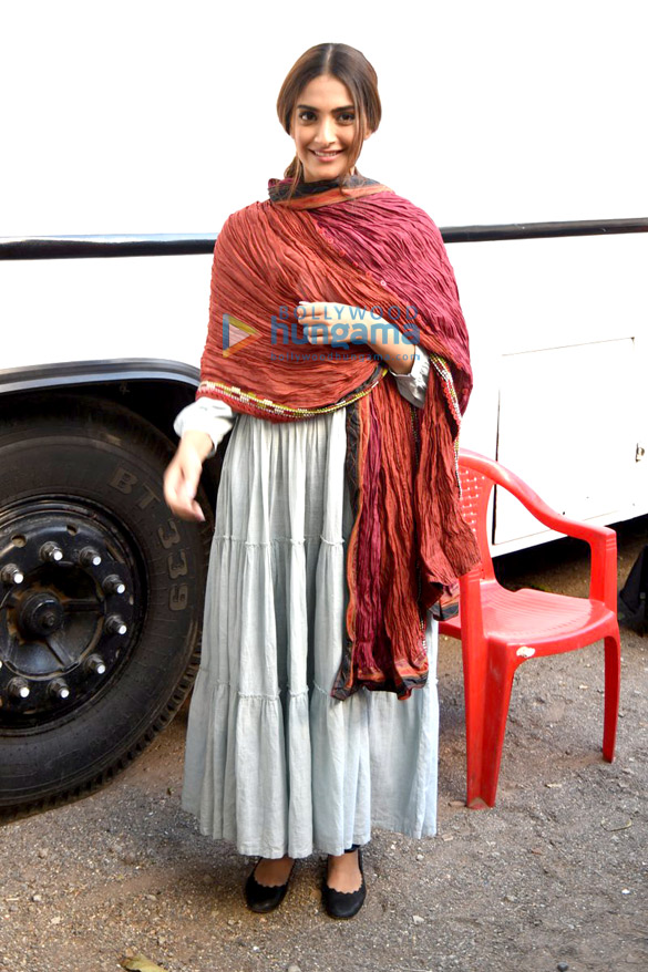 sonam kapoor snapped promoting neerja 3