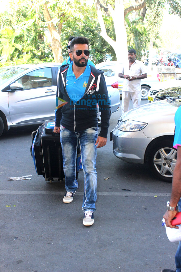 mumbai heroes depart for ccl launch in bangalore 4