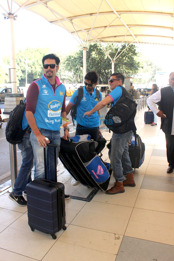 mumbai heroes depart for ccl launch in bangalore 8