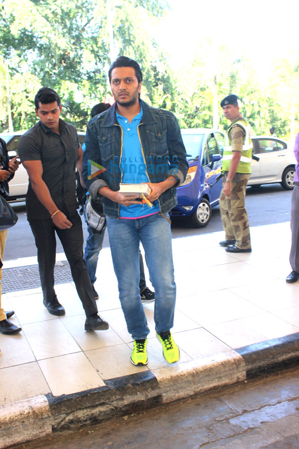 mumbai heroes depart for ccl launch in bangalore 10