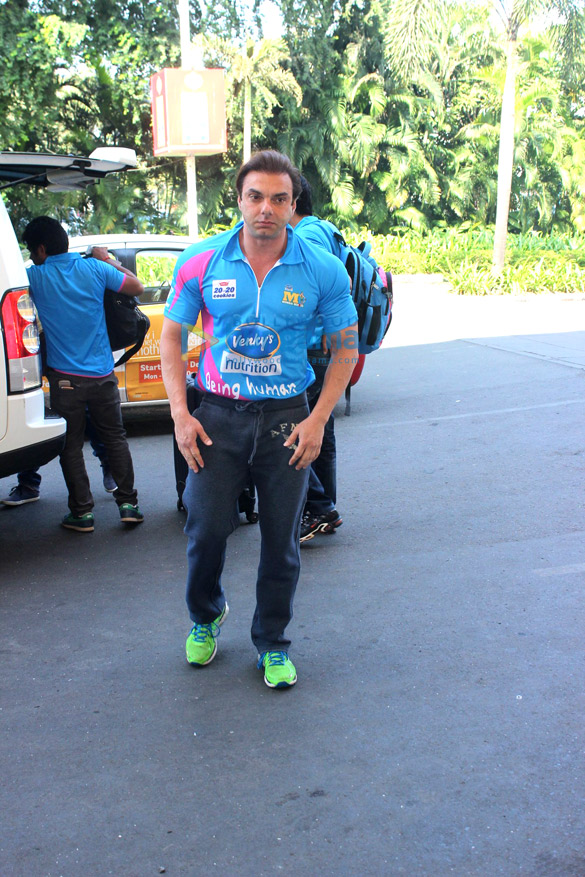 mumbai heroes depart for ccl launch in bangalore 13