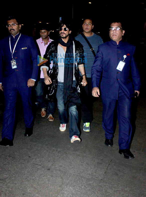 shah rukh khan snapped at the mumbai international airport 6