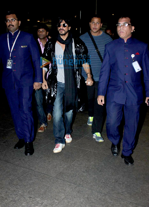 shah rukh khan snapped at the mumbai international airport 4