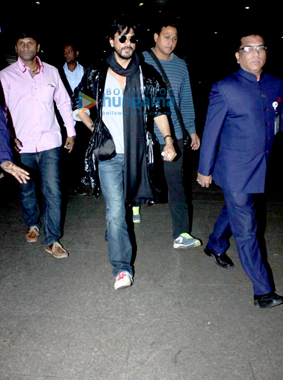 shah rukh khan snapped at the mumbai international airport 10