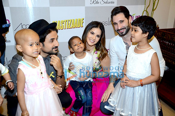 sunny leone meets the special kids from access life ngo 2