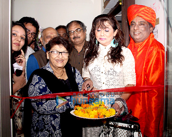 saroj khan tina ghai inaugurate dada saheb phalke film foundation medical centre at andheri 2