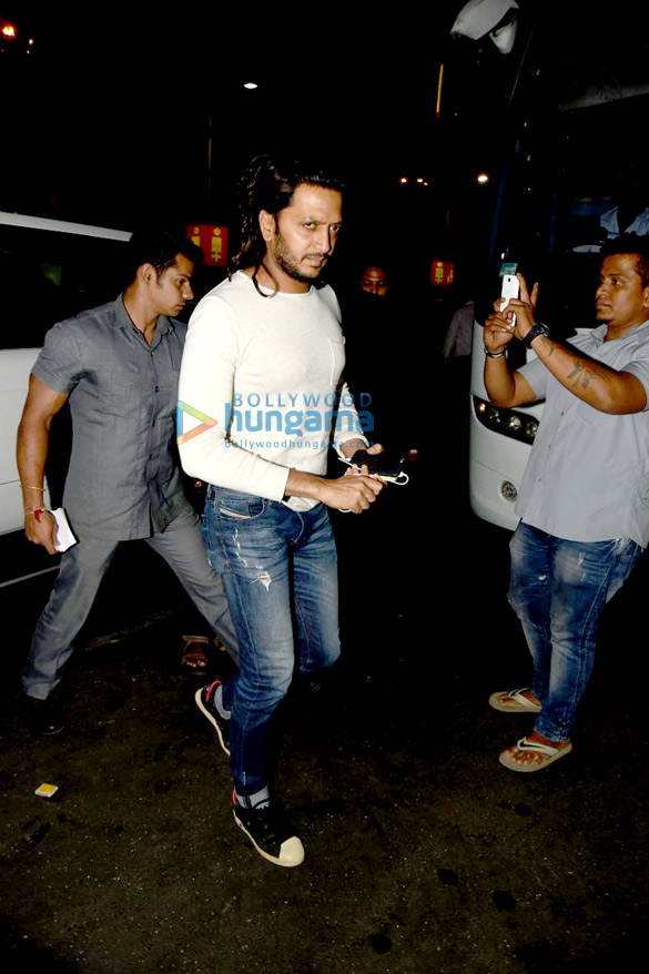 salman khan riteish deshmukh preity zinta sangeeta bijlani daisy shah leave for mumbai heroes match in ahmedabad 10