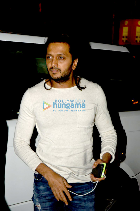 salman khan riteish deshmukh preity zinta sangeeta bijlani daisy shah leave for mumbai heroes match in ahmedabad 3