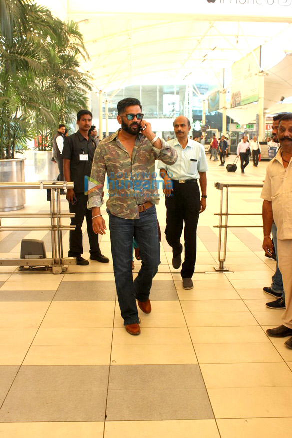 amitabh bachchan abhishek bachchan others snapped at the airport 7