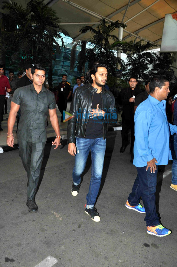 salman khan preity zinta and others arrive from ahmedabad after ccl mumbai heroes match 8