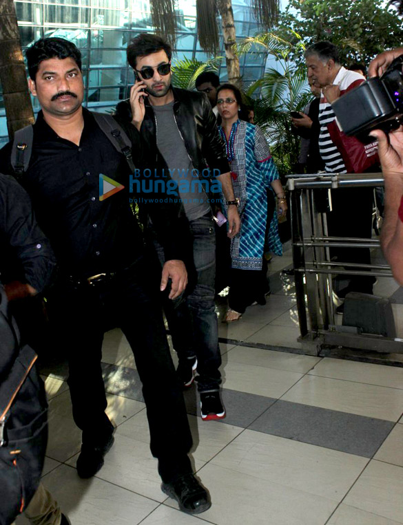 ranbir kapoor snapped at the domestic airport 4