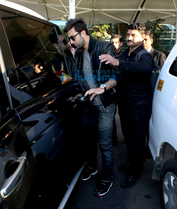 ranbir kapoor snapped at the domestic airport 16