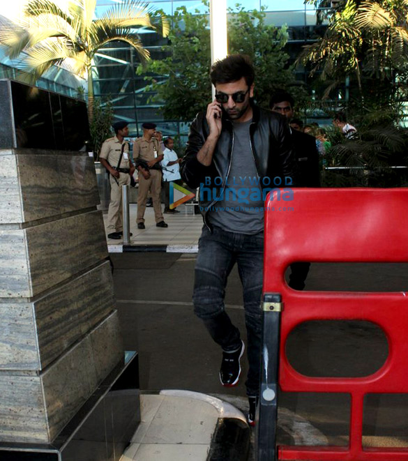 ranbir kapoor snapped at the domestic airport 9