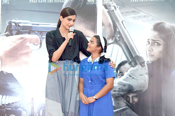 sonam kapoor unveils the neerja bhanot plaque at xaviers institute 5