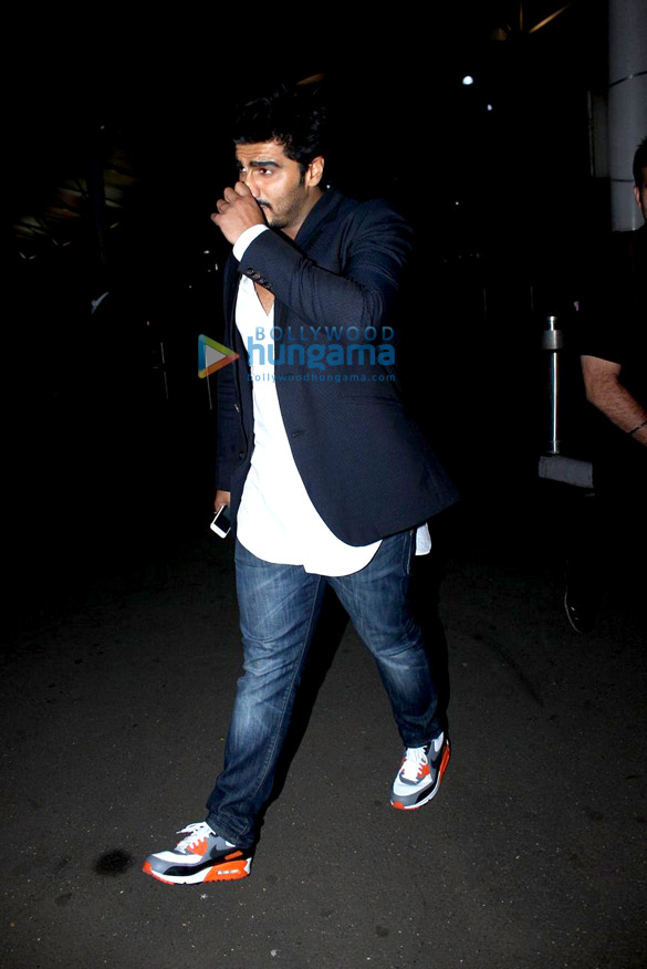 arjun kapoor kangna ranaut and others snapped on arrival at the domestic airport 7
