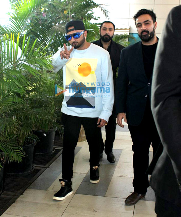 saif ali khan yo yo honey singh r madhavan snapped at the domestic airport 3