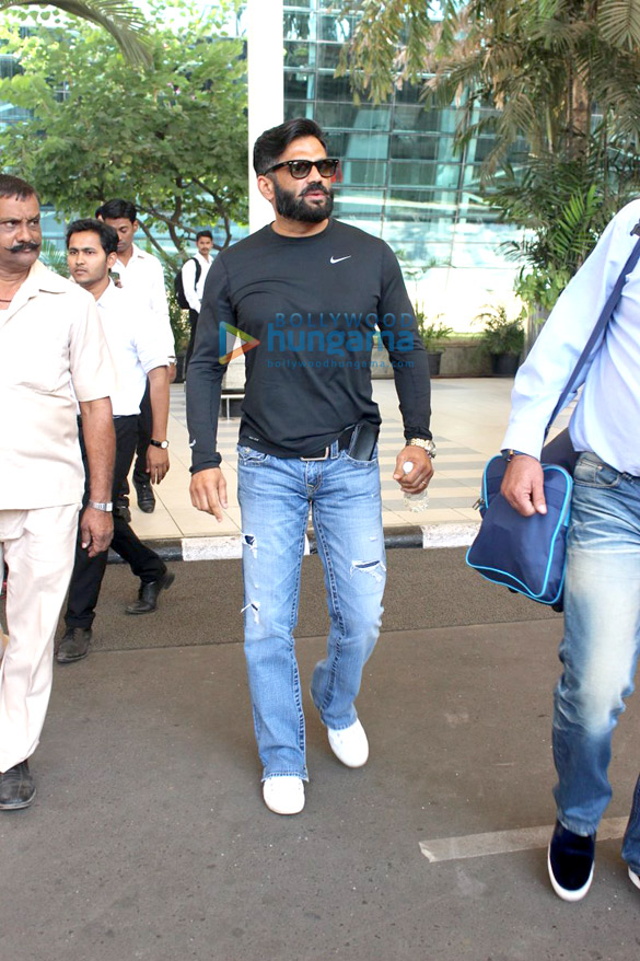 abhishek bachchan suniel shetty and others snapped at the airport 3