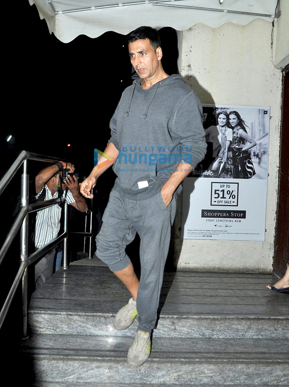 akshay kumar snapped with family post watching the room at pvr juhu 4