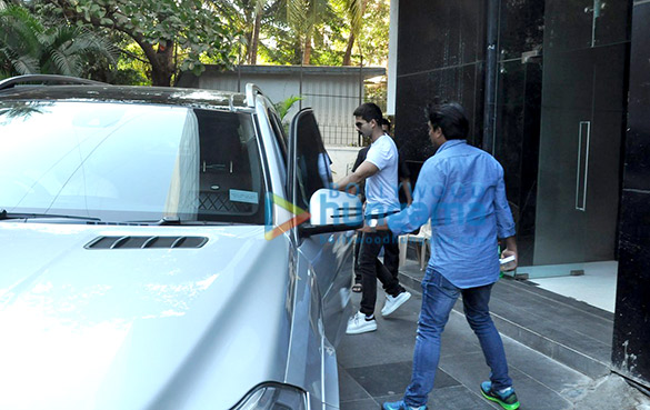 shahid kapoor his wife mira rajput snapped in suburbs 5