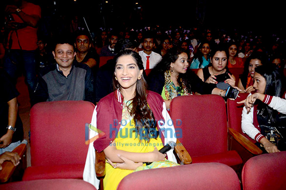 sonam kapoor promotes neerja at the cutting chai fest in national college 7