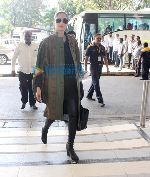 sonam kapoor goes to delhi 8