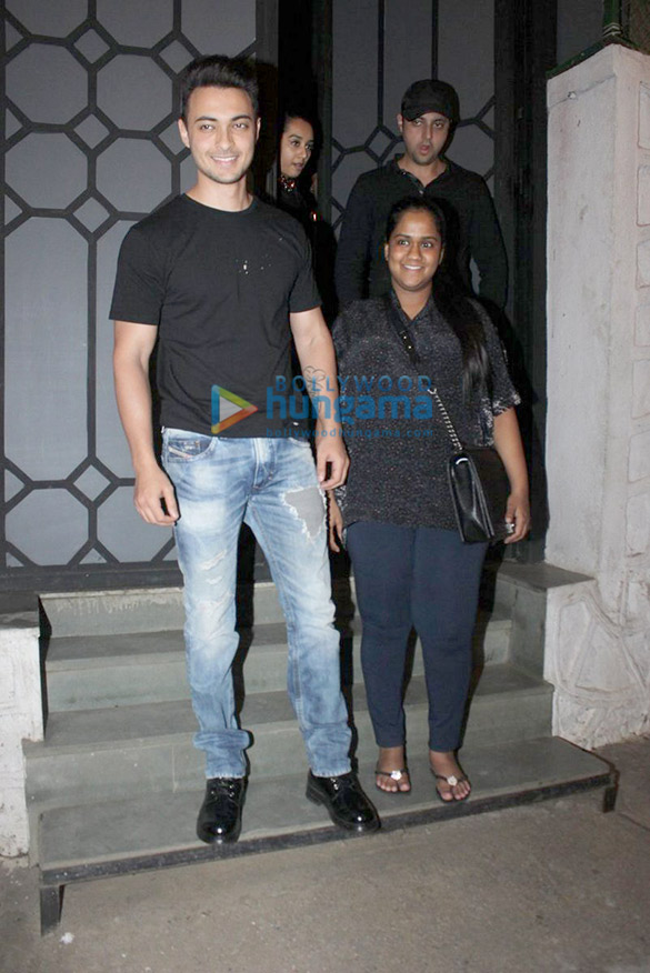 arpita khan snapped with hubby at the korner house 3
