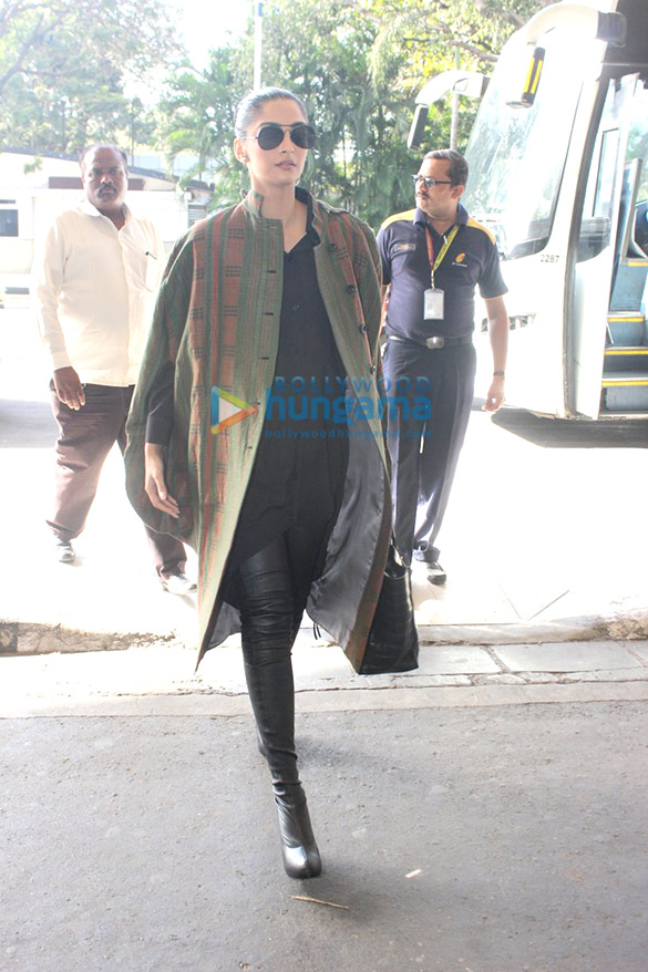 sonam kapoor goes to delhi 5