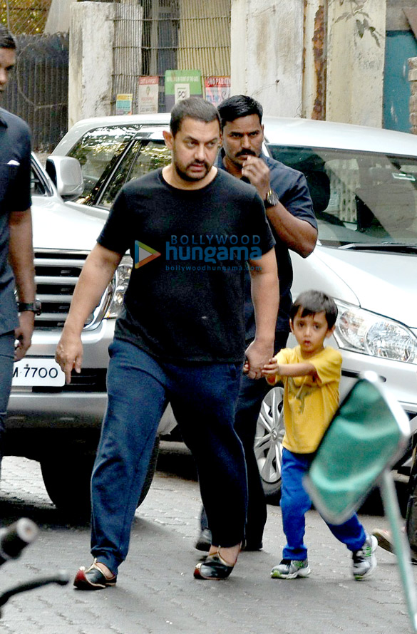 aamir khan snapped taking a walk with his son azad rao khan in bandra 9