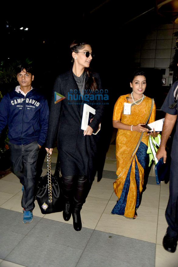 sonam kapoor returns from delhi after promoting neerja 6