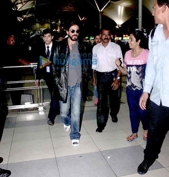 shah rukh khan returns from delhi after the launch of fan anthem 2