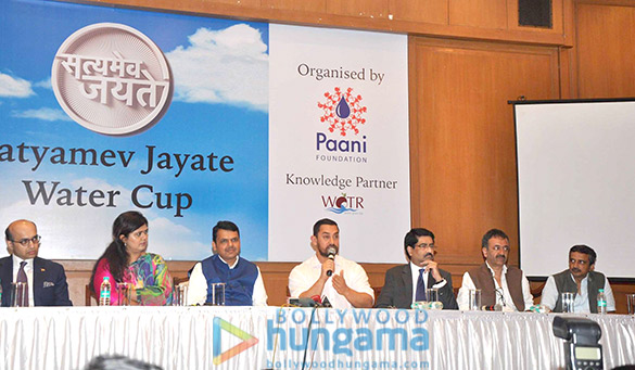 aamir khan and devendra fadnavis announce the social initiative satyamev jayate water cup 2