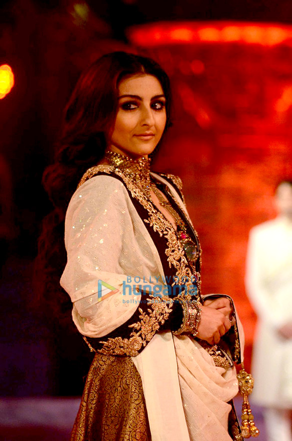 sonali bendre soha ali khan walk the ramp for make in india fashion show 6