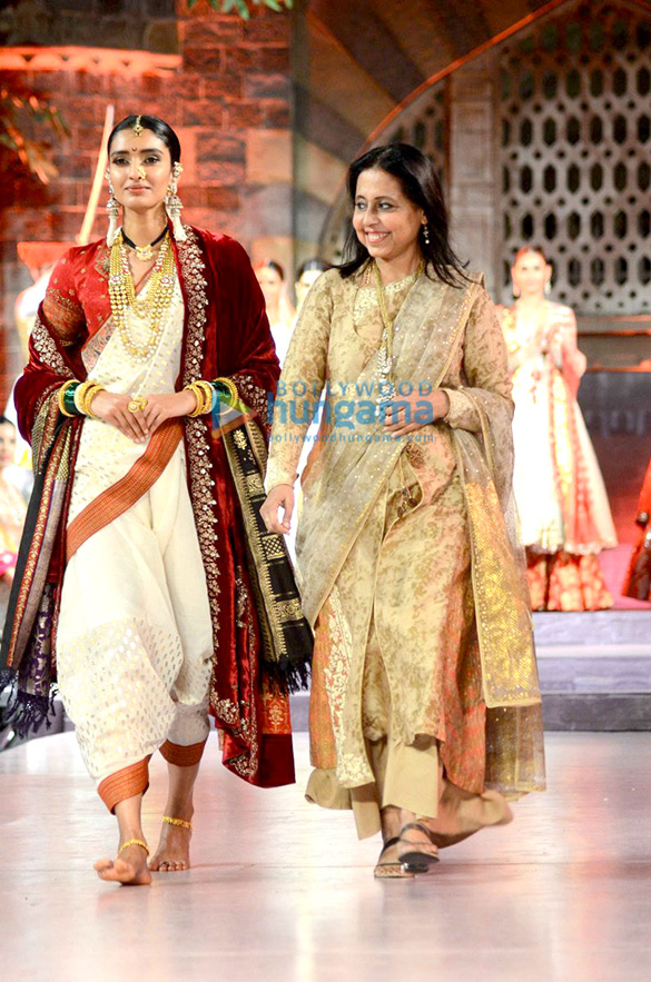 sonali bendre soha ali khan walk the ramp for make in india fashion show 7